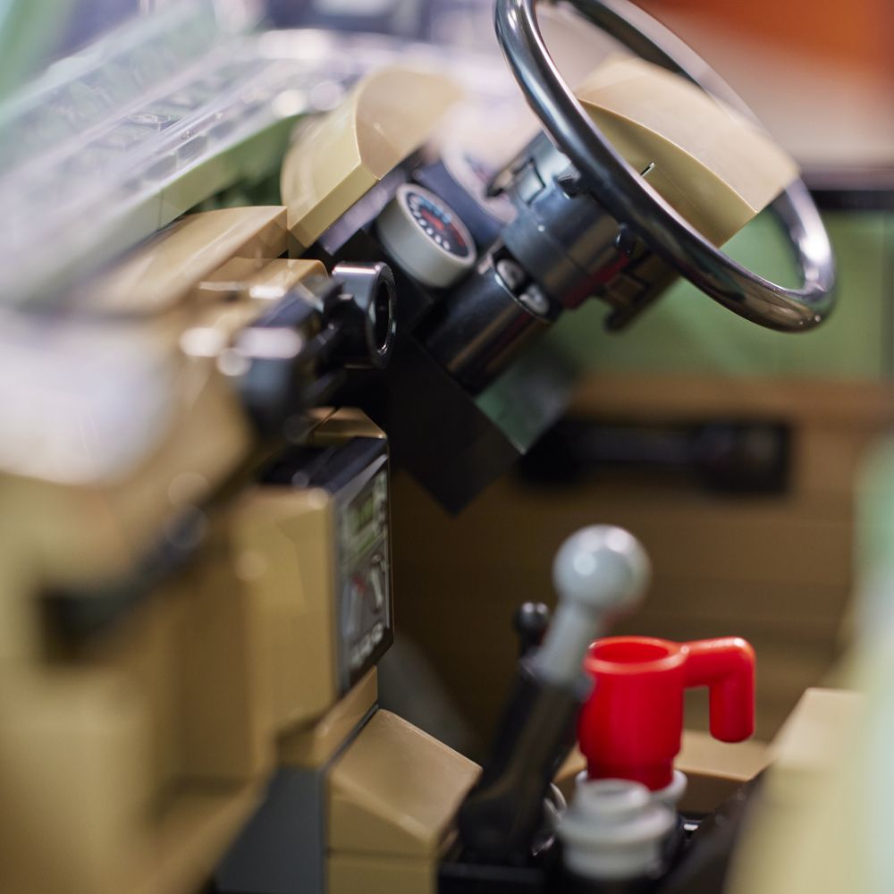 Конструктор LEGO® LAND ROVER CLASSIC DEFENDER 90 (38970)