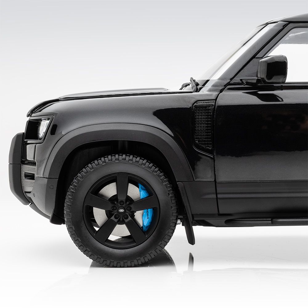 Модель автомобіля Land Rover Defender 110 V8, масштаб 1:18, колір Santorini Black (38980)