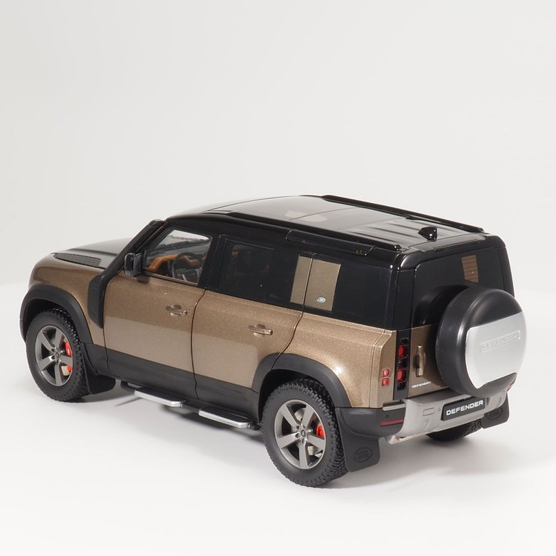 Модель автомобіля Land Rover Defender 110, масштаб 1:18, колір Gondwana Stone (43841)
