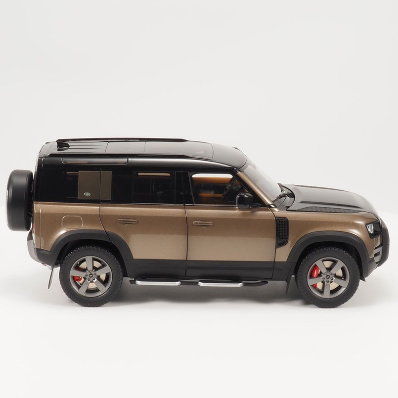 Модель автомобіля Land Rover Defender 110, масштаб 1:18, колір Gondwana Stone (43841)